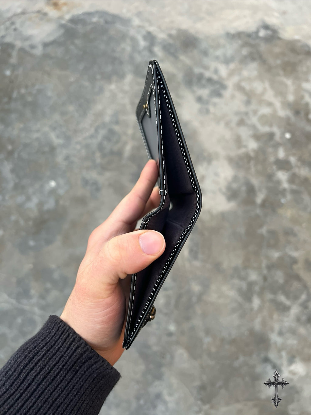 Portafoglio Bifold in Pelle Nera con Croce – Artigianale