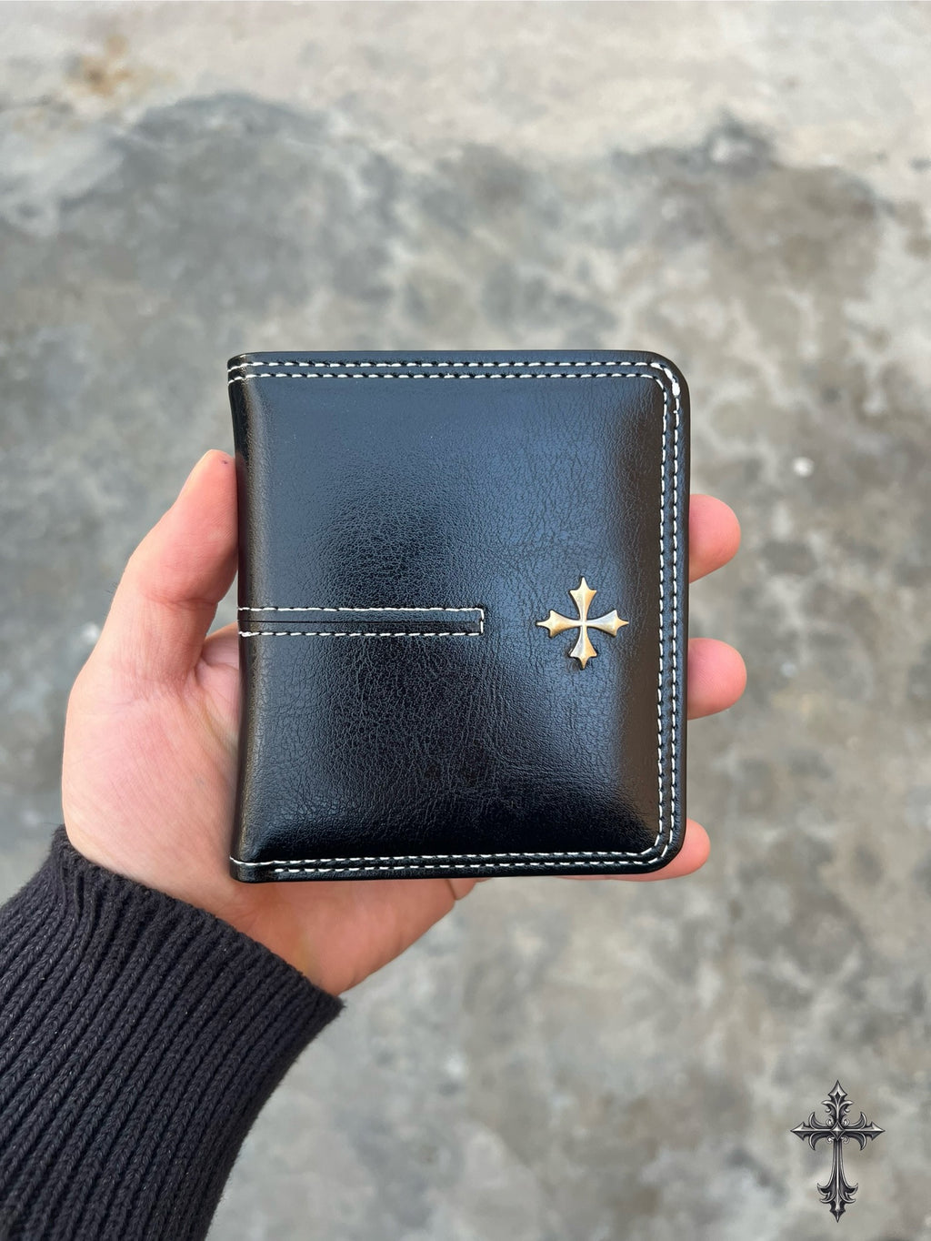 Portafoglio Bifold in Pelle Nera con Croce – Artigianale