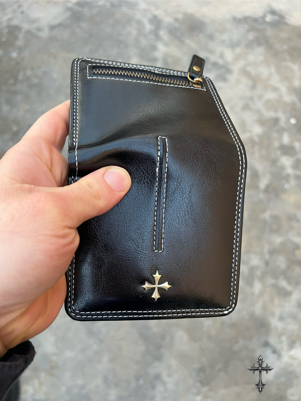 Portafoglio Bifold in Pelle Nera con Croce – Artigianale