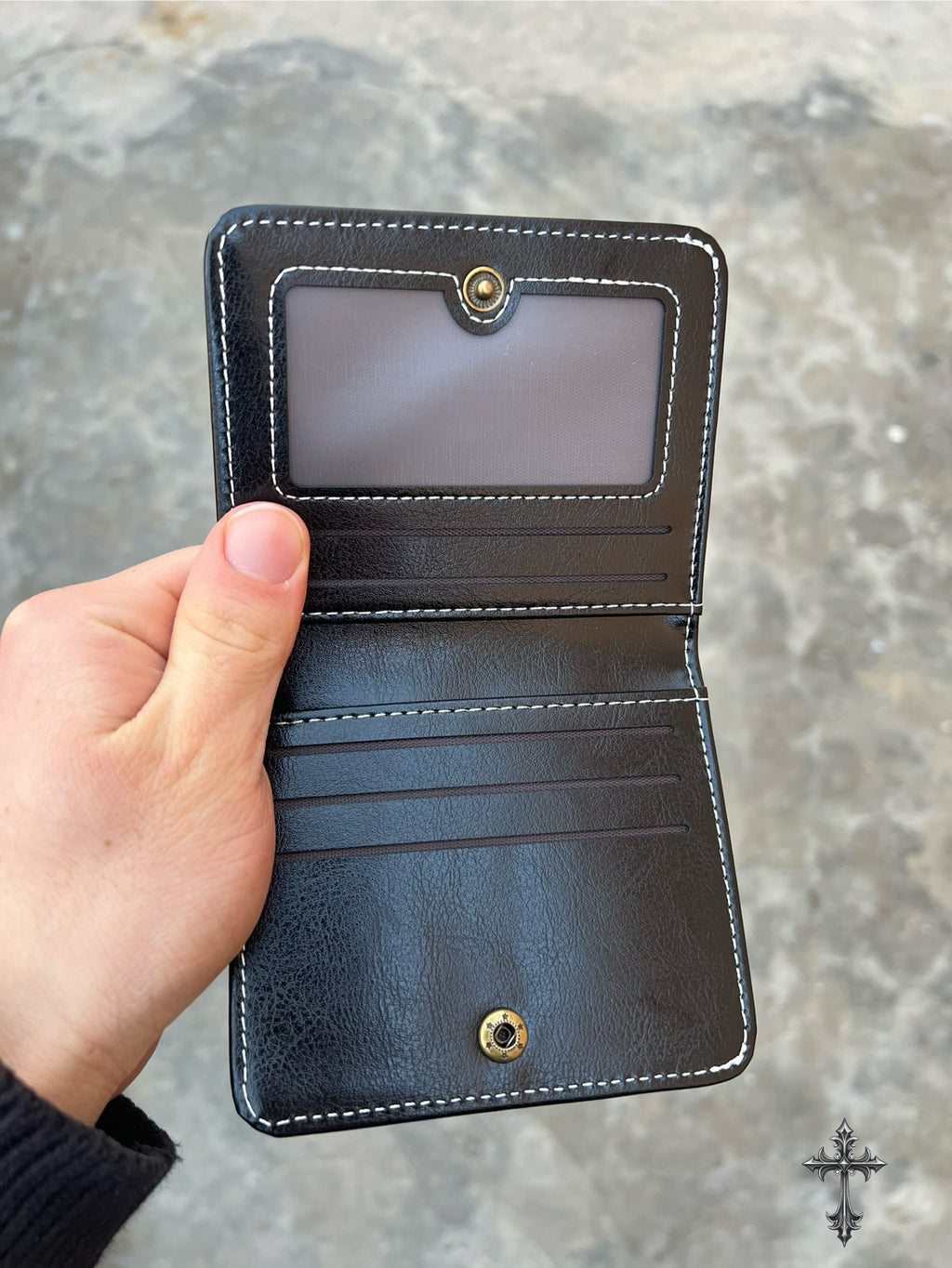 Portafoglio Bifold in Pelle Nera con Croce – Artigianale