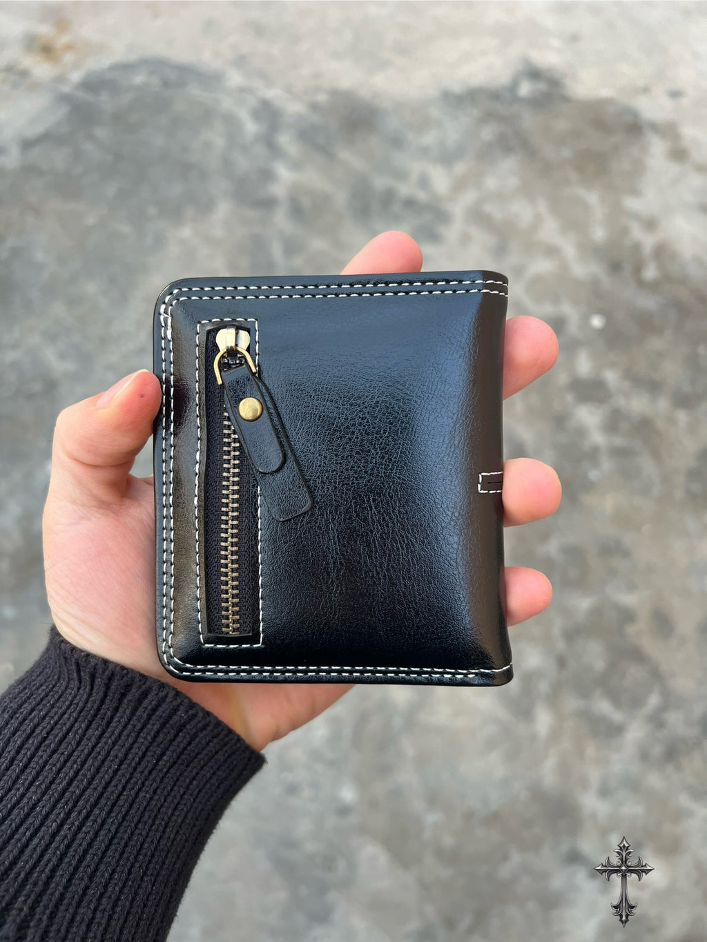 Portafoglio Bifold in Pelle Nera con Croce – Artigianale